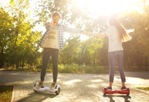 欠壓比較設(shè)計(jì)成電壓滯環(huán)自鎖比較